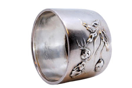 Argola de guardanapo em prata com motivos florais ao estilo arte nova.